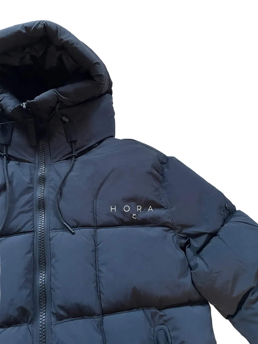 Détail de la capuche et du logo poitrine de la doudoune HORA